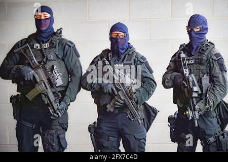 Les membres de l'équipe d'armes à feu de Devon et de la police de Cornwall sur le champ de tir au quartier général de la force à Exeter, alors qu'ils se préparent au prochain Sommet du G7 à Cornwall. Date de la photo: Mardi 25 mai 2021. Banque D'Images