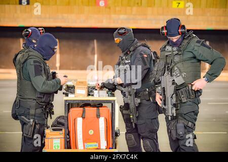 Les membres de l'équipe d'armes à feu de Devon et de la police de Cornwall chargent des munitions sur l'aire de tir au quartier général de la force à Exeter, alors qu'ils se préparent au prochain Sommet du G7 à Cornwall. Date de la photo: Mardi 25 mai 2021. Banque D'Images