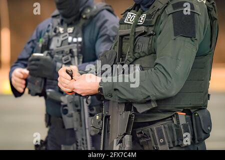 Les membres de l'équipe d'armes à feu de Devon et de la police de Cornwall chargent des munitions sur l'aire de tir au quartier général de la force à Exeter, alors qu'ils se préparent au prochain Sommet du G7 à Cornwall. Date de la photo: Mardi 25 mai 2021. Banque D'Images