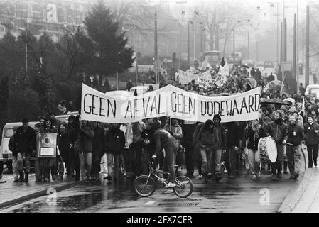 Procession de manifestants avec bannière pas de déchets no Dodewaard, 26 février 1983, mouvement anti-nucléaire, manifestations, Centrales nucléaires, énergie nucléaire, pays-Bas, Agence de presse du XXe siècle photo, nouvelles à retenir, documentaire, photographie historique 1945-1990, histoires visuelles, L'histoire humaine du XXe siècle, immortaliser des moments dans le temps Banque D'Images