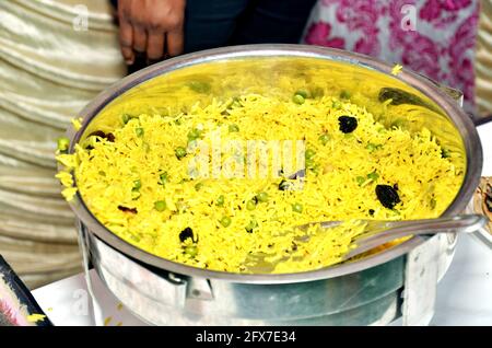 Un buffet de mariage indien traditionnel. Assortiment de cuisine traditionnelle lors d'un mariage asiatique. Banque D'Images