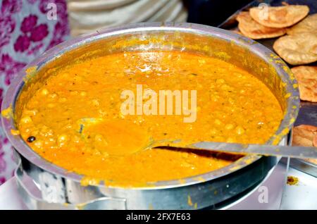 Un buffet de mariage indien traditionnel. Assortiment de cuisine traditionnelle lors d'un mariage asiatique. Banque D'Images