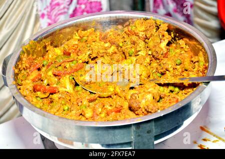 Un buffet de mariage indien traditionnel. Assortiment de cuisine traditionnelle lors d'un mariage asiatique. Banque D'Images