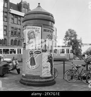 Affiches sur panneaux publicitaires pour vacances sur glace avec Sjoukje Dijkstra, 1er septembre 1964, AFFICHES, pays-Bas, agence de presse du xxe siècle photo, nouvelles à retenir, documentaire, photographie historique 1945-1990, histoires visuelles, L'histoire humaine du XXe siècle, immortaliser des moments dans le temps Banque D'Images