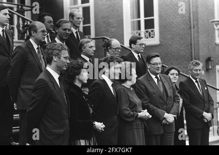 Armoire sur les marches de Paleis huis Ten Bosch. De la 1ère rangée: Van den Broek (Affaires étrangères), Smit-Kroes (trafic et voies navigables), Premier ministre Lubbers, Reine Beatrix, Van Aardenne (Affaires économiques), Schoo (coopération au développement). De Ruiter (défense), Ruding (finances), Korthals Altes (justice), Rietkerk (affaires intérieures), Deetman (éducation). 3e rangée FF. Braks (agriculture), Winsemius (logement), 4 novembre 1982, jurant, portraits de groupe, Cabinets, reines, ministres, premiers ministres, pays-Bas, photo de l'agence de presse du xxe siècle, nouvelles à retenir, documentaire, photographie historique Banque D'Images