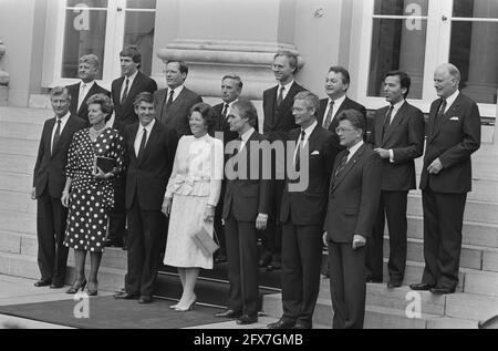 Lubbers II Cabinet assermenté par la reine Beatrix; 1er rang fltr. De Koning, Smit-Kroes, Lubbers, Reine Beatrix, de Korte, Van den Broek, Van Dijk. 2ème rangée de gauche à droite: Bukman, Nijpels, Deetman, Korthals Altes, Ruding, Braks, Brinkman Ministre Van Eekelen non visible, 14 juillet 1986, inaugurations, portraits de groupe, Armoires, reines, pays-Bas, agence de presse du XXe siècle photo, news to remember, documentaire, photographie historique 1945-1990, histoires visuelles, L'histoire humaine du XXe siècle, immortaliser des moments dans le temps Banque D'Images