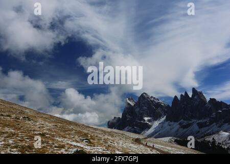 Traumatifte Wolkenstimmung an den Felsen der Geislerspitzen in den Dolomiten Dans Südtirol en Italie Banque D'Images