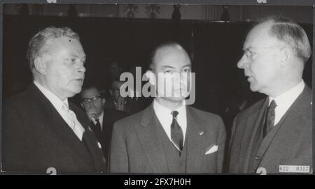 Crise du cabinet. Trois personnalités importantes à la Chambre des représentants. FLTR. J. Smallenbroek (ARP), Drs. W.K.N. Schmelzer (KVP) et Dr. Vondel (PvdA), 1er mars 1965, crises du cabinet, députés, Deuxième chambre, pays-Bas, agence de presse du XXe siècle photo, news to remember, documentaire, photographie historique 1945-1990, histoires visuelles, L'histoire humaine du XXe siècle, immortaliser des moments dans le temps Banque D'Images