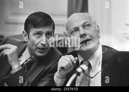 Débat parlementaire sur les otages; Van Agt (l) avec Den Uyl, 23 juin 1977, otages, débats de chambre, Pays-Bas, Agence de presse du XXe siècle photo, nouvelles à retenir, documentaire, photographie historique 1945-1990, histoires visuelles, L'histoire humaine du XXe siècle, immortaliser des moments dans le temps Banque D'Images