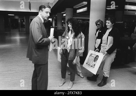 Le président de chambre Dolman reçoit une caricature Playboy des femmes rouges, 21 avril 1983, conférences, partis politiques, Dessins animés, présidents, mouvement des femmes, pays-Bas, Agence de presse du XXe siècle photo, nouvelles à retenir, documentaire, photographie historique 1945-1990, histoires visuelles, L'histoire humaine du XXe siècle, immortaliser des moments dans le temps Banque D'Images