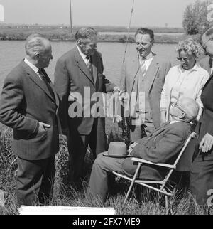 140 pêcheurs âgés sur le canal de la Hollande du Nord, 6 juin 1962, pays-Bas, agence de presse du XXe siècle photo, nouvelles à retenir, documentaire, photographie historique 1945-1990, histoires visuelles, L'histoire humaine du XXe siècle, immortaliser des moments dans le temps Banque D'Images