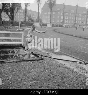 Steeple Chase pour hommes, 3 000 M. Verkade gagnant 3000m steeple, 24 septembre 1961, pays-Bas, agence de presse du XXe siècle photo, news to remember, documentaire, photographie historique 1945-1990, histoires visuelles, L'histoire humaine du XXe siècle, immortaliser des moments dans le temps Banque D'Images