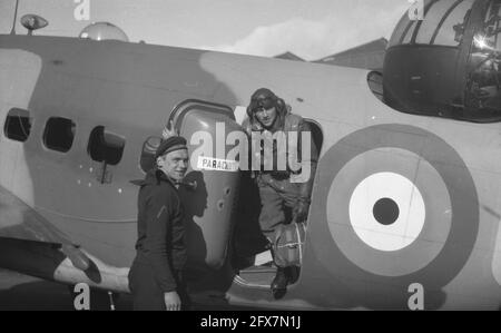 Le Commandement côtier du 320 Escadron de la RAF, piloté par des membres du Service aérien naval, stationnés à la base de la RAF Lechars à Fife, en Écosse, est utilisé dans des vols de reconnaissance, des opérations de sauvetage terrestre-maritime, des contoying et des attaques offensives sur le territoire ennemi [période octobre 1940 - décembre 1941]. Un membre de l'équipage sort d'un bombardier Lockheed Hudson dans un aérodrome en Grande-Bretagne, revenant d'une mission, 1941, force aérienne, marine, pilotes, Seconde guerre mondiale, avion, pays-Bas, agence de presse du XXe siècle photo, news to remember, documentaire, photographie historique 1945-1990, histoires visuelles, Histoire humaine du vingtième Banque D'Images