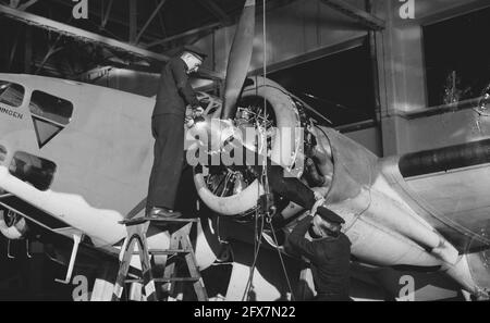 Commandement côtier du 320 Escadron de la RAF, habité par des membres du Service aérien naval, stationnés à la base de la RAF Lechars à Fife, en Écosse, utilisés dans des vols de reconnaissance, des opérations de sauvetage terrestre-maritime, des contoying et des attaques offensives sur le territoire ennemi [période octobre 1940 - décembre 1941]. Membre de l'équipage au sol engagé dans l'entretien des bombardiers, 1941, force aérienne, marine, entretien, Seconde guerre mondiale, avion, pays-Bas, agence de presse du XXe siècle photo, news to remember, documentaire, photographie historique 1945-1990, histoires visuelles, L'histoire humaine du XXe siècle, immortaliser des moments dans le temps Banque D'Images