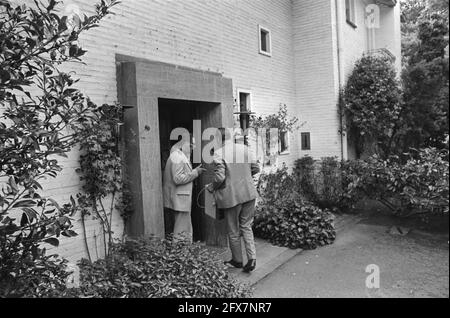 Fille de 5 ans, Carolien Pessers, enlevée à Waalre; détectives à l'entrée de la résidence, 21 août 1974, crime, filles, Enlèvements, pays-Bas, Agence de presse du XXe siècle photo, nouvelles à retenir, documentaire, photographie historique 1945-1990, histoires visuelles, L'histoire humaine du XXe siècle, immortaliser des moments dans le temps Banque D'Images