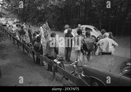 Une fille de 5 ans, Carolien Pessers, enlevée à Waalre; spectateurs à la maison, le 21 août, 1974, filles, enlèvements, pays-Bas, Agence de presse du XXe siècle photo, nouvelles à retenir, documentaire, photographie historique 1945-1990, histoires visuelles, L'histoire humaine du XXe siècle, immortaliser des moments dans le temps Banque D'Images