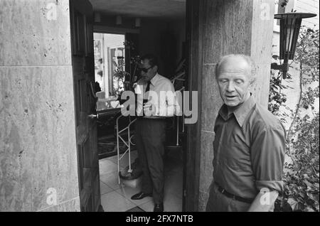 Fille de 5 ans, Carolien Pessers, enlevée à Waalre; père de Carolien à la porte, 21 août 1974, crime, filles, Enlèvements, pays-Bas, Agence de presse du XXe siècle photo, nouvelles à retenir, documentaire, photographie historique 1945-1990, histoires visuelles, L'histoire humaine du XXe siècle, immortaliser des moments dans le temps Banque D'Images