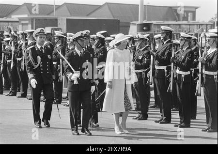 75e anniversaire du Service minier de la Marine royale. La reine Beatrix inspecte la garde d'honneur, 14 mai 1982, reines, marine, Officiers, bannières, pays-Bas, Agence de presse du XXe siècle photo, nouvelles à retenir, documentaire, photographie historique 1945-1990, histoires visuelles, L'histoire humaine du XXe siècle, immortaliser des moments dans le temps Banque D'Images