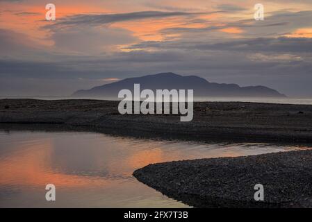 Rivière Otaki avec île de Kapiti en arrière-plan au coucher du soleil pittoresque Banque D'Images