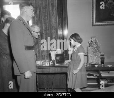 Présentation de cadeaux à la princesse Marijke, 18 février 1958, offres, CADEAUX, Pays-Bas, Agence de presse du XXe siècle photo, nouvelles à retenir, documentaire, photographie historique 1945-1990, histoires visuelles, L'histoire humaine du XXe siècle, immortaliser des moments dans le temps Banque D'Images