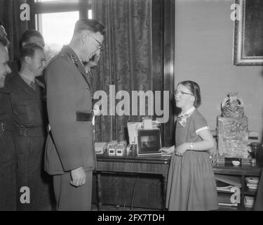 Présentation de cadeaux pour la princesse Marijke, 18 février 1958, PRESENTS, CADEAUS, Pays-Bas, Agence de presse du XXe siècle photo, nouvelles à retenir, documentaire, photographie historique 1945-1990, histoires visuelles, L'histoire humaine du XXe siècle, immortaliser des moments dans le temps Banque D'Images