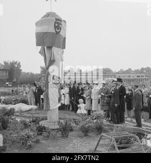 Offre de petit modèle Euromast à Madurodam, par l'Association étudiante catholique Sanctus Laurentius à Rotterdam, Florientje van de Floriade verricht de [texte défacé], 27 mai 1960, modèles réduits, pays-Bas, agence de presse du xxe siècle photo, nouvelles à retenir, documentaire, photographie historique 1945-1990, histoires visuelles, L'histoire humaine du XXe siècle, immortaliser des moments dans le temps Banque D'Images