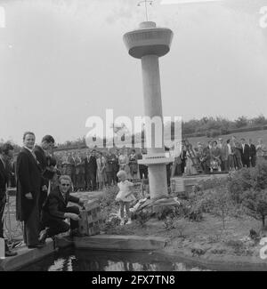 Offrant un petit modèle de l'Euromast à Madurodam, par l'Union étudiante catholique Sanctus Laurentius à Rotterdam, 27 mai 1960, modèles réduits, pays-Bas, agence de presse du xxe siècle photo, nouvelles à retenir, documentaire, photographie historique 1945-1990, histoires visuelles, L'histoire humaine du XXe siècle, immortaliser des moments dans le temps Banque D'Images