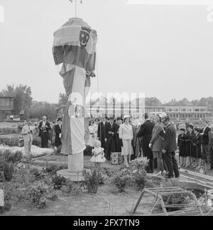 Offrant un petit modèle de l'Euromast à Madurodam, par l'Association étudiante catholique Sanctus Laurentius à Rotterdam, Florientje van de Floriade exécute le [texte rompu], 27 mai 1960, modèles d'échelle, pays-Bas, agence de presse du xxe siècle photo, nouvelles à retenir, documentaire, photographie historique 1945-1990, histoires visuelles, L'histoire humaine du XXe siècle, immortaliser des moments dans le temps Banque D'Images