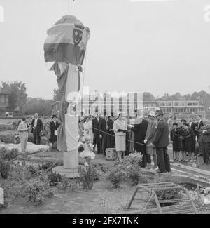 Offrant un petit modèle de l'Euromast à Madurodam, par l'Association étudiante catholique Sanctus Laurentius à Rotterdam, Florientje van de Floriade exécute le [texte rompu], 27 mai 1960, modèles d'échelle, pays-Bas, agence de presse du xxe siècle photo, nouvelles à retenir, documentaire, photographie historique 1945-1990, histoires visuelles, L'histoire humaine du XXe siècle, immortaliser des moments dans le temps Banque D'Images