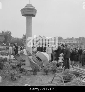 Offre de petit modèle Euromast à Madurodam, par la Catholic Student Association Sanctus Laurentius à Rotterdam, 27 mai 1960, Scale Models, pays-Bas, agence de presse du xxe siècle photo, nouvelles à retenir, documentaire, photographie historique 1945-1990, histoires visuelles, L'histoire humaine du XXe siècle, immortaliser des moments dans le temps Banque D'Images