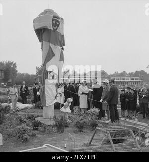 Offrant un petit modèle de l'Euromast à Madurodam, par l'Association étudiante catholique Sanctus Laurentius à Rotterdam, Florientje van de Floriade exécute le [texte rompu], 27 mai 1960, modèles d'échelle, pays-Bas, agence de presse du xxe siècle photo, nouvelles à retenir, documentaire, photographie historique 1945-1990, histoires visuelles, L'histoire humaine du XXe siècle, immortaliser des moments dans le temps Banque D'Images