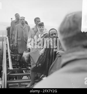 Arrivée Modern Jazz Quartet à l'aéroport de Schiphol, 20 octobre 1961, arrivées, pays-Bas, agence de presse du xxe siècle photo, nouvelles à retenir, documentaire, photographie historique 1945-1990, histoires visuelles, L'histoire humaine du XXe siècle, immortaliser des moments dans le temps Banque D'Images