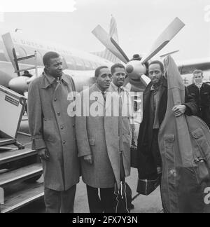 Arrivée Modern Jazz Quartet à l'aéroport de Schiphol. De gauche à droite : batteur Connie Kay. Vibraphoniste Milt Jackson, pianiste John Lewis et bassiste Percy Heath., 20 octobre 1961, arrivées, jazz, Pays-Bas, Agence de presse du XXe siècle photo, nouvelles à retenir, documentaire, photographie historique 1945-1990, histoires visuelles, L'histoire humaine du XXe siècle, immortaliser des moments dans le temps Banque D'Images