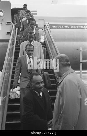 Arrivée de la délégation de la Nouvelle-Guinée à l'aéroport de Schiphol. Délégation sur la scène de vol M. W. Kaisiepo, secrétaire d'Etat TH. H. Bot, 22 août 1961, arrivées, délégations, Flight stages, pays-Bas, agence de presse du XXe siècle photo, news to remember, documentaire, photographie historique 1945-1990, histoires visuelles, L'histoire humaine du XXe siècle, immortaliser des moments dans le temps Banque D'Images