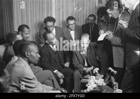 Arrivée de la délégation de la Nouvelle-Guinée à l'aéroport de Schiphol. Conférence de presse en salle VIP, 22 août 1961, arrivées, délégations, Conférences de presse, pays-Bas, Agence de presse du XXe siècle photo, nouvelles à retenir, documentaire, photographie historique 1945-1990, histoires visuelles, L'histoire humaine du XXe siècle, immortaliser des moments dans le temps Banque D'Images