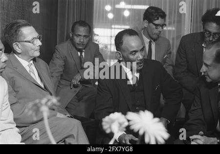 Arrivée de la délégation de la Nouvelle-Guinée à l'aéroport de Schiphol. Conférence de presse en salle VIP, 22 août 1961, arrivées, délégations, Conférences de presse, pays-Bas, Agence de presse du XXe siècle photo, nouvelles à retenir, documentaire, photographie historique 1945-1990, histoires visuelles, L'histoire humaine du XXe siècle, immortaliser des moments dans le temps Banque D'Images