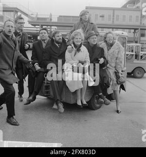 Arrivée à l'aéroport de Schiphol pères spirituels du jeu de télévision Stiefbeé en Zn., de gauche à droite Alan Simpson, Ray Galton, Piet Römer et Rien van Nunen, 4 mars 1964, Jeux de télévision, pays-Bas, agence de presse du xxe siècle photo, nouvelles à retenir, documentaire, photographie historique 1945-1990, histoires visuelles, L'histoire humaine du XXe siècle, immortaliser des moments dans le temps Banque D'Images