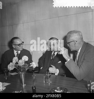 Arrivée à Schiphol du ministre du Suriname et des Antilles néerlandaises, de gauche à droite m.. J.C. Debrot, ministre m. J. Pals et le ministre A.J. Morpurgo, 29 janvier 1961, ARRIVÉES, Ministres, pays-Bas, agence de presse du xxe siècle photo, nouvelles à retenir, documentaire, photographie historique 1945-1990, histoires visuelles, L'histoire humaine du XXe siècle, immortaliser des moments dans le temps Banque D'Images