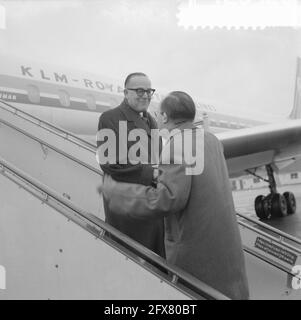 Arrivée à Schiphol du ministre du Suriname et des Antilles néerlandaises, le ministre Cals salue le ministre M. J. C. Debrot des Antilles néerlandaises, le 29 janvier 1961, ARRIVÉES, ministres, Pays-Bas, Agence de presse du XXe siècle photo, nouvelles à retenir, documentaire, photographie historique 1945-1990, histoires visuelles, L'histoire humaine du XXe siècle, immortaliser des moments dans le temps Banque D'Images