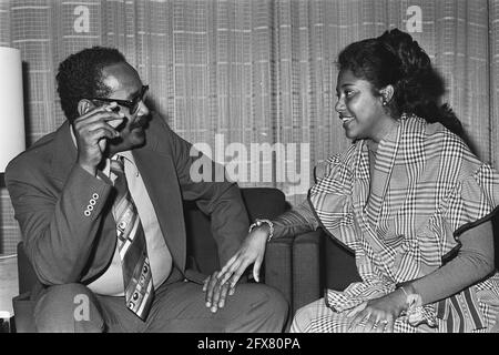 Arrivée Premier ministre Arron du Suriname (avec sa femme) à l'aéroport de Schiphol, le 23 mai 1977, arrivées, premiers ministres, Pays-Bas, Agence de presse du XXe siècle photo, nouvelles à retenir, documentaire, photographie historique 1945-1990, histoires visuelles, L'histoire humaine du XXe siècle, immortaliser des moments dans le temps Banque D'Images