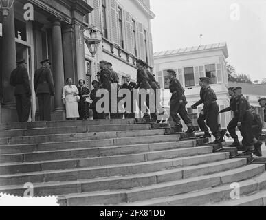 Un certificat du 125e anniversaire des grenadiers et des chasseurs est remis à la reine Juliana au Palais Soestdijk, 1er juillet 1954, chasseurs, reines, Décorations, pays-Bas, Agence de presse du XXe siècle photo, nouvelles à retenir, documentaire, photographie historique 1945-1990, histoires visuelles, L'histoire humaine du XXe siècle, immortaliser des moments dans le temps Banque D'Images
