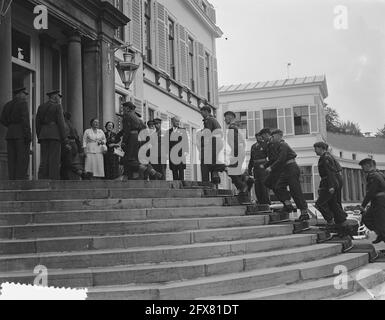 À la reine Juliana est présenté au Palais Soestdijk avec un certificat des 125 ans d'existence des grenadiers et des chasseurs, le 1er juillet 1954, chasseurs, reines, Stages, pays-Bas, Agence de presse du XXe siècle photo, nouvelles à retenir, documentaire, photographie historique 1945-1990, histoires visuelles, L'histoire humaine du XXe siècle, immortaliser des moments dans le temps Banque D'Images