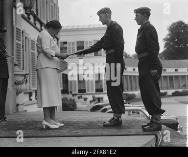 La reine Juliana reçoit un certificat du 125e anniversaire des grenadiers et des chasseurs au palais Soestdijk, 1er juillet 1954, chasseurs, reines, Décorations, pays-Bas, Agence de presse du XXe siècle photo, nouvelles à retenir, documentaire, photographie historique 1945-1990, histoires visuelles, L'histoire humaine du XXe siècle, immortaliser des moments dans le temps Banque D'Images