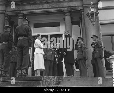 La reine Juliana reçoit un certificat du 125e anniversaire des grenadiers et des chasseurs au palais Soestdijk, 1er juillet 1954, chasseurs, reines, Décorations, pays-Bas, Agence de presse du XXe siècle photo, nouvelles à retenir, documentaire, photographie historique 1945-1990, histoires visuelles, L'histoire humaine du XXe siècle, immortaliser des moments dans le temps Banque D'Images