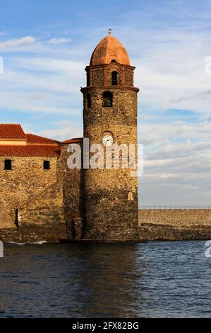 Le beffroi emblématique de l'église notre-Dame-des-Anges à Collioure, Pyrénées-Orientales, Occitanie, France, baigné par la Méditerranée et peint par de nombreux artistes célèbres, a été construit comme un phare et un belvédère médiévaux pharos, signalant l'emplacement de l'ancien port de commerce aux navires en mer avec de la fumée le jour et le feu la nuit. Il a été converti en clocher de l'église à la fin du XVIIe siècle, avec le dôme rose de style toscan ajouté en 1810. Banque D'Images