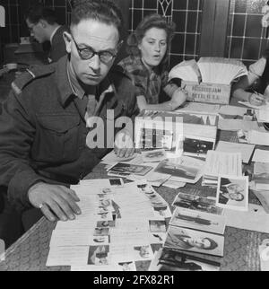 Administration des déportés et des disparus par M. Punt. Il est le propriétaire d'un café et est maintenant le chef de l'action de la Croix-Rouge à Putten. Il a tous les noms et photos des hommes qui sont morts, 29 octobre 1945, administrations, photos, Seconde Guerre mondiale, Missing, pays-Bas, agence de presse du XXe siècle photo, news to remember, documentaire, photographie historique 1945-1990, histoires visuelles, L'histoire humaine du XXe siècle, immortaliser des moments dans le temps Banque D'Images