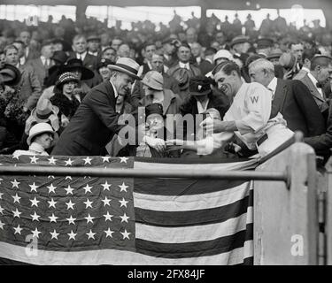 Calvin Coolidge, Président des États-Unis et Stanley 'Raymond' Bucky Harris, Washington Sénateurs, 4 octobre 1924. Banque D'Images