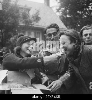 Merci. anglo-américaine Pendant la guerre, de nombreux Hollandais ont abrité des pilotes alliés qui ont été abattus au-dessus des pays-Bas et ont travaillé pour les ramener aux lignes alliées. Beaucoup ont mis leurs bicyclettes, vêtements, etc. À disposition, qu'ils reçoivent maintenant des missions britanniques et américaines ici aux pays-Bas, novembre 1945, cadeaux, deuxième guerre mondiale, résistance, Pays-Bas, Agence de presse du XXe siècle photo, nouvelles à retenir, documentaire, photographie historique 1945-1990, histoires visuelles, L'histoire humaine du XXe siècle, immortaliser des moments dans le temps Banque D'Images