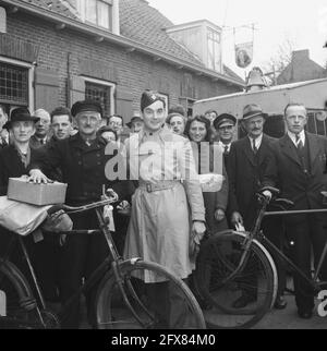 Merci. anglo-américaine Pendant la guerre, de nombreux Hollandais ont abrité des pilotes alliés qui ont été abattus au-dessus des pays-Bas et ont travaillé pour les ramener aux lignes alliées. Beaucoup ont mis leurs bicyclettes, vêtements, etc. À disposition, qu'ils reçoivent maintenant des missions britanniques et américaines ici dans le pays, novembre 1945, cadeaux, deuxième guerre mondiale, résistance, Pays-Bas, Agence de presse du XXe siècle photo, nouvelles à retenir, documentaire, photographie historique 1945-1990, histoires visuelles, L'histoire humaine du XXe siècle, immortaliser des moments dans le temps Banque D'Images