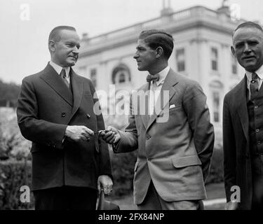 Calvin Coolidge, Président des États-Unis présente Stanley 'Raymond' Bucky Harris, Washington Sénateurs, avec une montre, 4 mai 1925. Banque D'Images